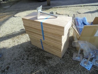 岡山市北区行った屋根リフォームの模様をご紹介いたします。瓦屋根葺き替え工事の為外した太陽光発電システムを復旧します。 太陽光メーカーが発行しといるIDカードを持っていないと、メーカー保証が受けられません