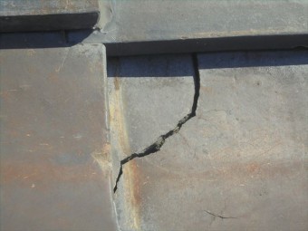 赤穂郡上郡町 屋根リフォームをする予定の谷板金の穴です。