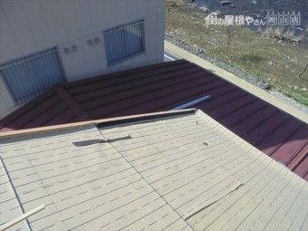 新見市 東和合成の東和ルーフ桟木打ちつけ