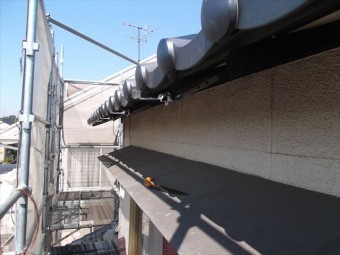 岡山市南区 屋根工事 屋根リフォーム 角樋の金具取付け
