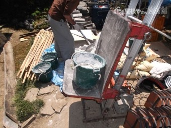 岡山県久米南町 屋根工事 屋根リフォーム 瓦揚げ機で材料揚げ