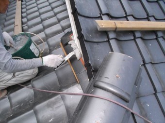 岡山県久米南町 屋根工事 屋根リフォーム 際熨斗施工 入母屋側