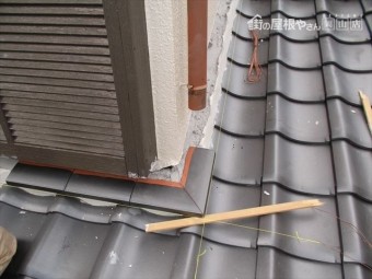 岡山市南区で屋根リフォーム セメント瓦を三州瓦に葺き替え 壁際の熨斗工事