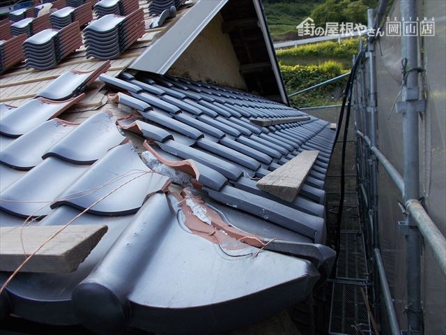 岡山県久米南町 屋根工事 屋根リフォーム 歩きやすいように足場設置