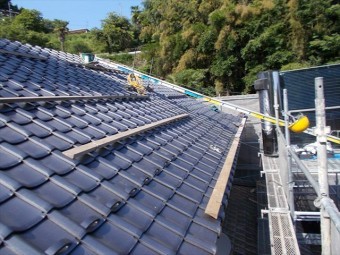 岡山県久米南町 屋根工事 屋根リフォーム 歩きやすいように足場設置