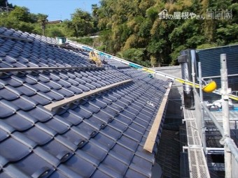 岡山県久米南町 屋根工事 屋根リフォーム 歩きやすいように足場設置