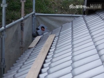 岡山県久米南町 屋根工事 屋根リフォーム 歩きやすいように足場設置