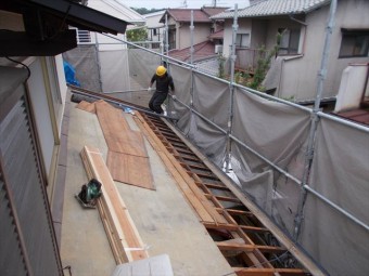 岡山市南区 屋根工事 雨漏り修理 化粧野地板のプリント合板の撤去
