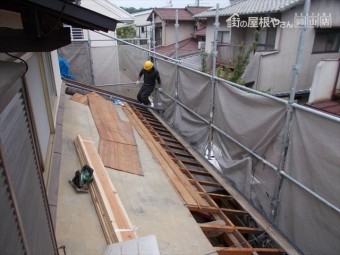 岡山市南区 屋根工事 雨漏り修理 化粧野地板のプリント合板の撤去