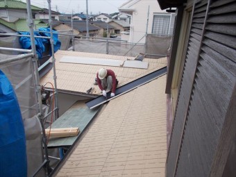 岡山市南区 屋根工事 雨漏り修理 瓦谷板金取付け
