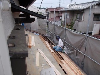 岡山市南区 屋根工事 雨漏り修理 化粧杉板貼り付け