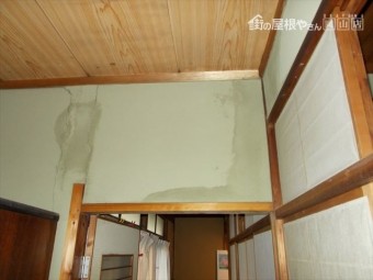 岡山市北区で雨漏り修理点検 壁に雨漏り跡
