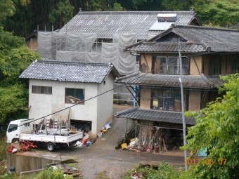 屋根工事 屋根リフォーム 安全に工事するために養生足場を設置