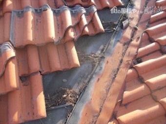 早島町で雨漏り修理 谷板金入れ換え