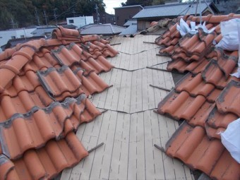 早島町で雨漏り修理 谷板金入れ換え