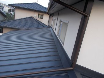 玉野市 屋根工事 カバー工法 ガルバリウム鋼板の縦葺き