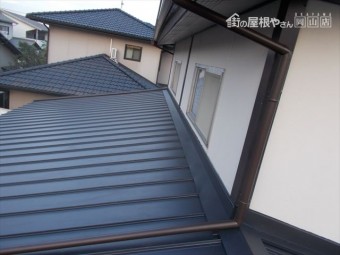 玉野市 屋根工事 カバー工法 ガルバリウム鋼板の縦葺き