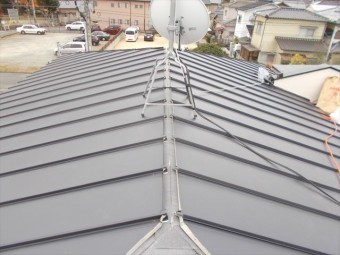 岡山市中区 カバー工法のガルバリウム鋼板縦葺き