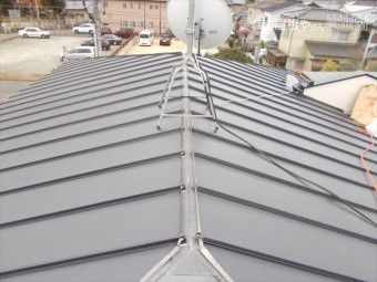 岡山市中区 カバー工法のガルバリウム鋼板縦葺き