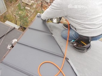 岡山市中区 カラーベストにカバー工法で釘打ちきで留めます