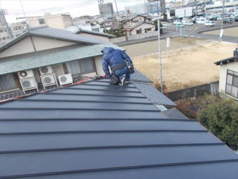 岡山市中区 2階がほぼ葺き終わりました。