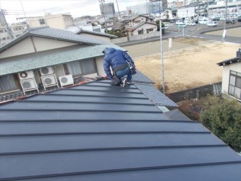 岡山市中区 2階がほぼ葺き終わりました。