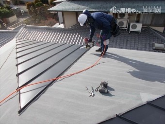 岡山市中区 ガルバリウム鋼板の屋根工事です。