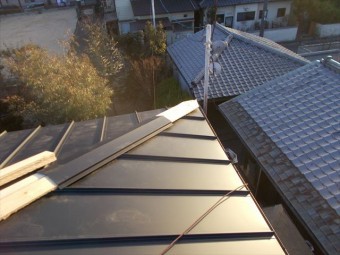 岡山市中区 ガルバリウム鋼板の縦葺きの棟下地