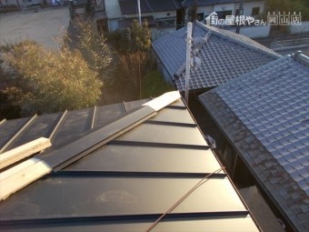 岡山市中区 ガルバリウム鋼板の縦葺きの棟下地