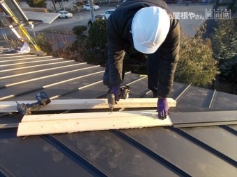 岡山市中区 ガルバリウム鋼板の縦葺きの棟工事