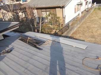 岡山市中区 カバー工法カラーベストコロニアルに直貼り