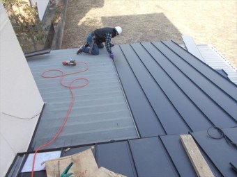 岡山市中区 カバー工法1階ガルバリウム鋼板の縦葺き