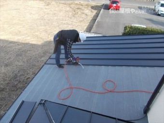 岡山市中区 カバー工法1階ガルバリウム鋼板の縦葺き