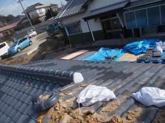 玉野市 葺き替え工事の瓦撤去
