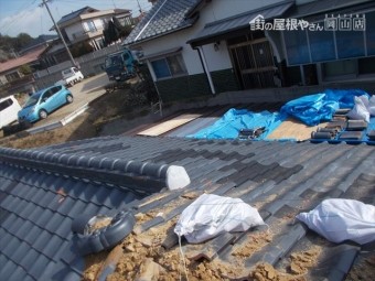 玉野市 葺き替え工事の瓦撤去