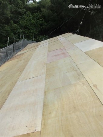 岡山県久米南町 屋根工事 雨漏り修理 前側5.5のベニヤ張り