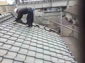 岡山市北区 屋根工事 屋根リフォーム 瓦をめくっていきます