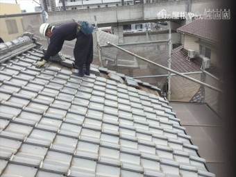 岡山市北区 屋根工事 屋根リフォーム 瓦をめくっていきます