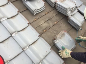 岡山市北区 屋根工事 屋根リフォーム 瓦をめくっていきます