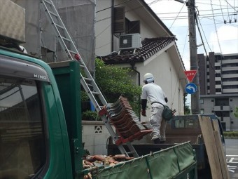 岡山市北区 屋根工事 屋根リフォーム 瓦は瓦揚げ機で降ろしダンプへ