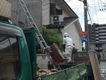 岡山市北区 屋根工事 屋根リフォーム 瓦は瓦揚げ機で降ろしダンプへ