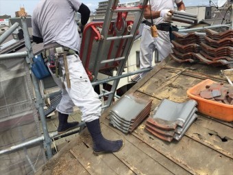 岡山市北区 屋根工事 屋根リフォーム 瓦を瓦揚げ機で降ろします
