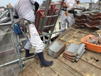 岡山市北区 屋根工事 屋根リフォーム 瓦を瓦揚げ機で降ろします