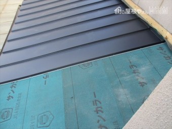 倉敷市 雨漏り修理 屋根リフォーム 縦葺き工事中