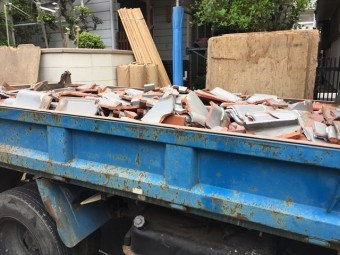 岡山市北区 屋根工事 屋根リフォーム ダンプカー2車廃材が出ます