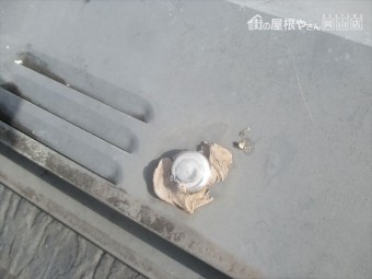 倉敷市で雨漏り修理の点検依頼。棟の板金のコーキングが劣化しています。