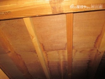 倉敷市で雨漏り修理の点検依頼。軒裏の屋根板に雨漏り跡が付いてます。
