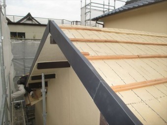 備前市 瓦屋根葺き替え工事 1階の桟木打ち瓦割り