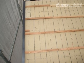 岡山市南区 瓦屋根葺き替え工事 下葺き材の防水紙ルーフィング 桟木打ち