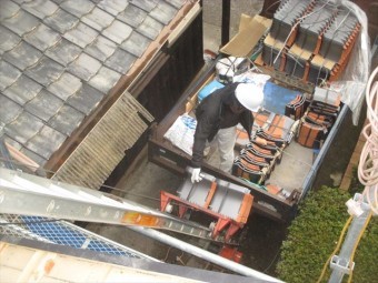 備前市 瓦を瓦揚げ機で揚げます